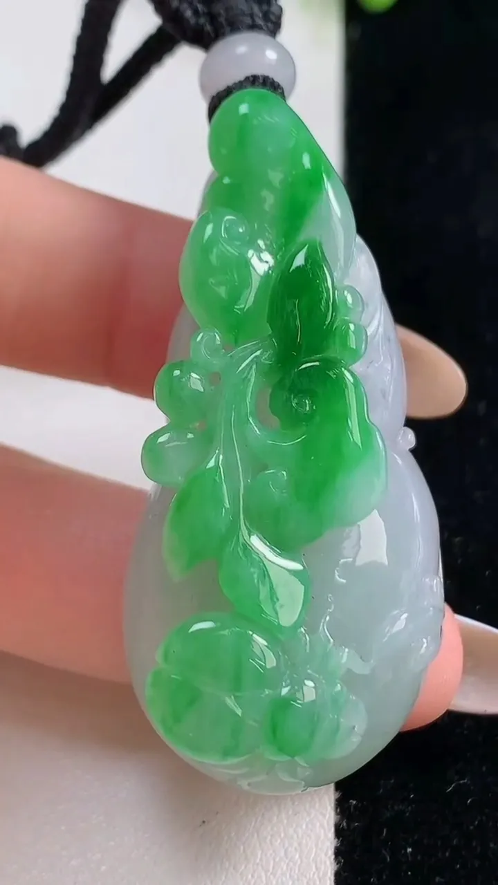 天然A货翡翠葫芦吊坠，尺寸51.4-25-13.7，重量:35.18g
10月29日