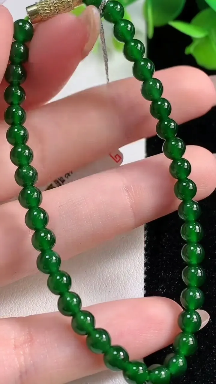 天然A货翡翠圆珠手串，尺寸4.7-38颗，重量:8.07g10月29日
工厂直销收藏佳品,种好水足，