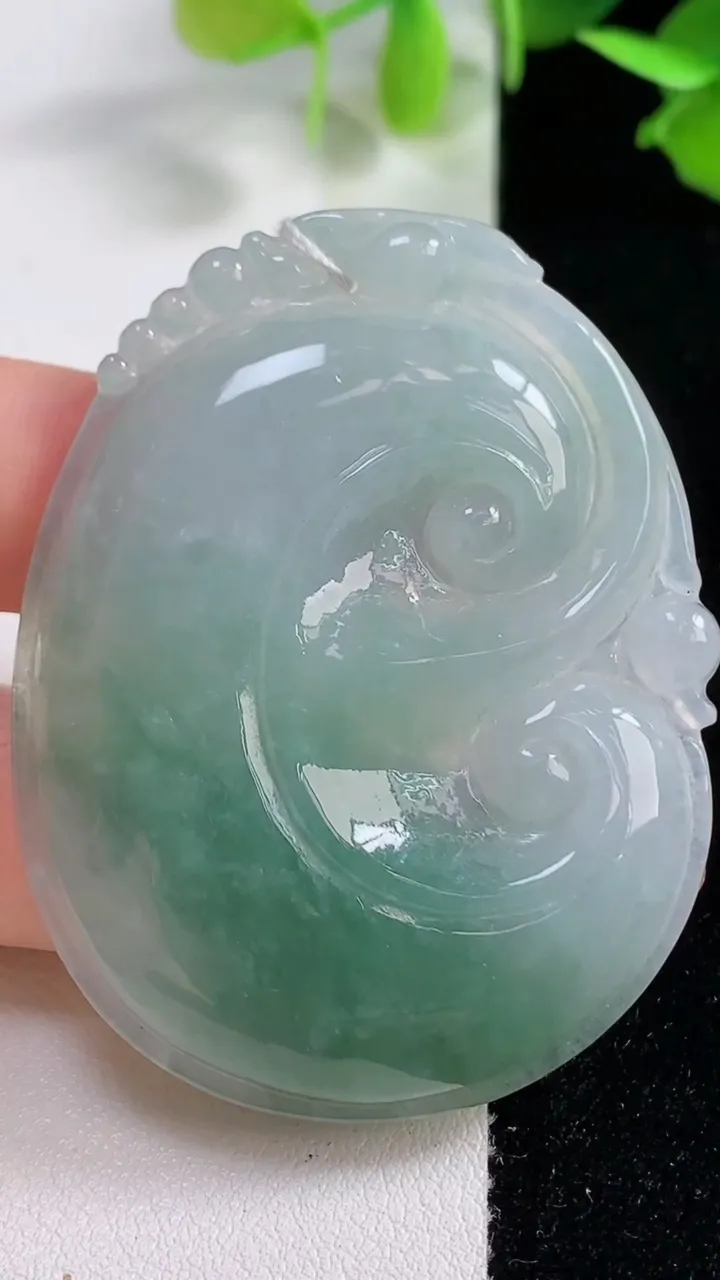 天然A货翡翠如意吊坠，尺寸54.7-42-5.6，重量:23.77g
10月29日