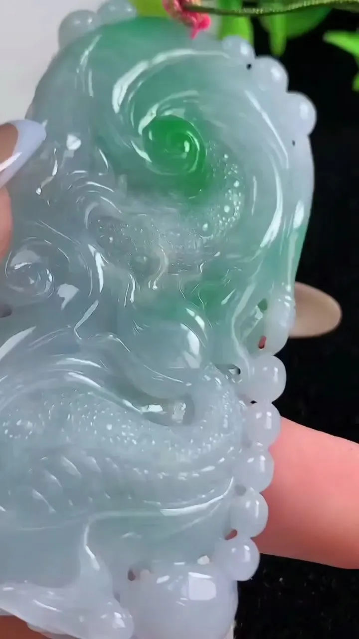 天然A货翡翠龙牌吊坠，尺寸72.2-37.2-11.7，重量:64.53g
10月29日