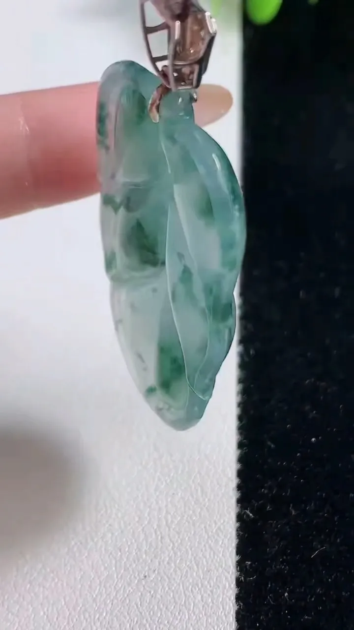 天然A货翡翠种飘花金枝玉叶 叶子吊坠，尺寸46-28-5.1，重量:12.22g
10月29日