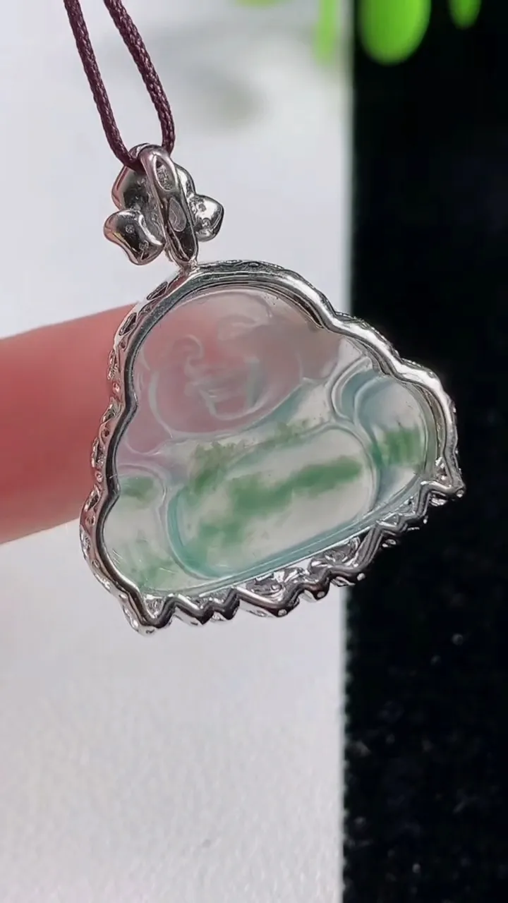 天然A货翡翠种飘花佛公吊坠，尺寸29.4-23.8-6裸石17.4-22.2，重量:3.21g
10月29日，重量:3.21g