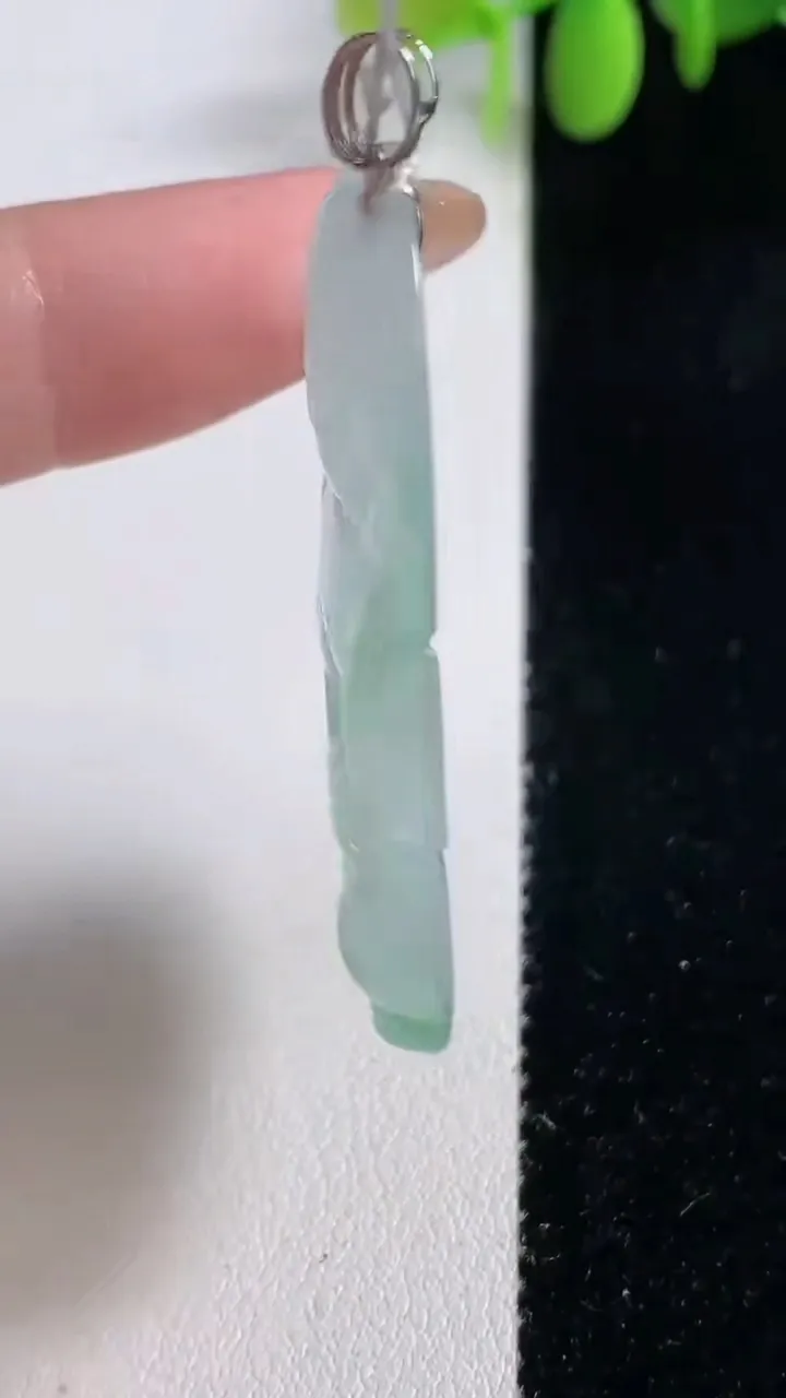 天然A货翡翠观音菩萨吊坠，尺寸474-30-5.4，重量:13.80g
10月29日