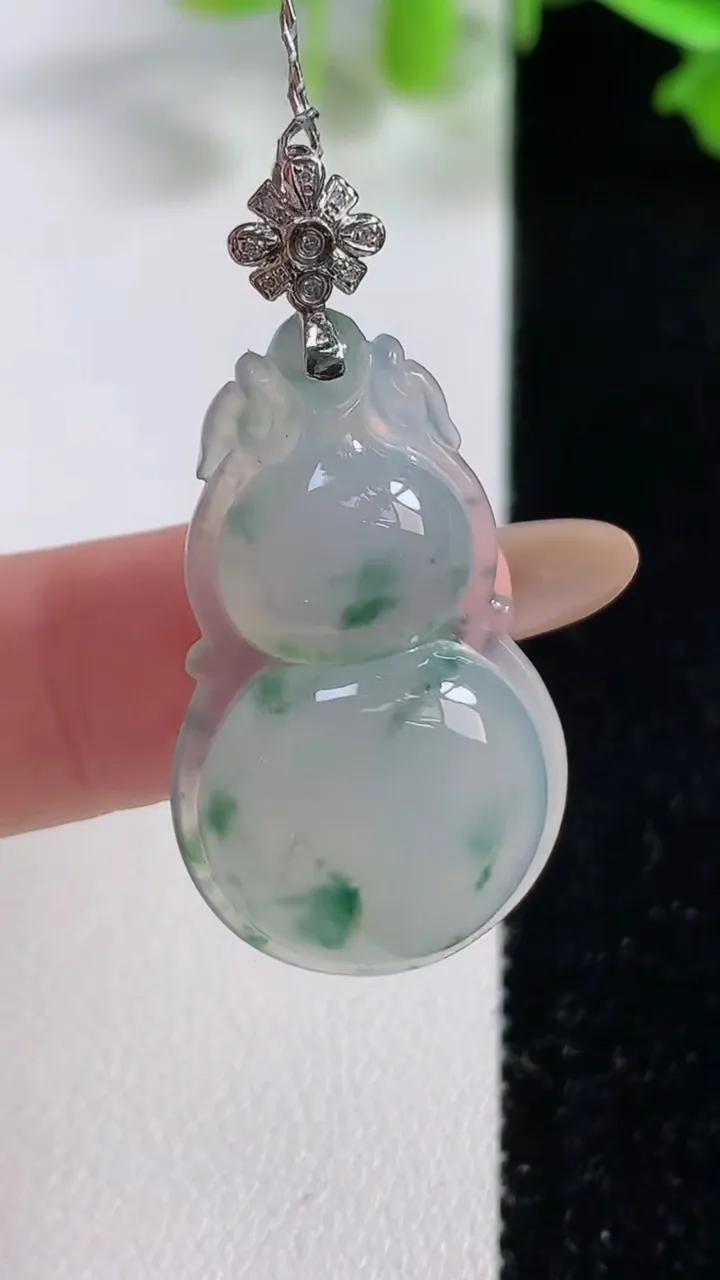 天然A货翡翠种飘花葫芦吊坠，尺寸32-18.7-6，重量:5.70g
10月29日