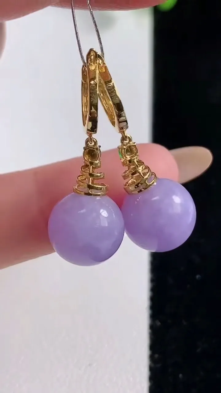 天然A货翡翠18K金紫罗兰圆珠耳坠，尺寸10.7，重量:6.41g10月29日
工厂直销收藏佳品,种好水足，色泽均匀，有种有色，上手高大气！
