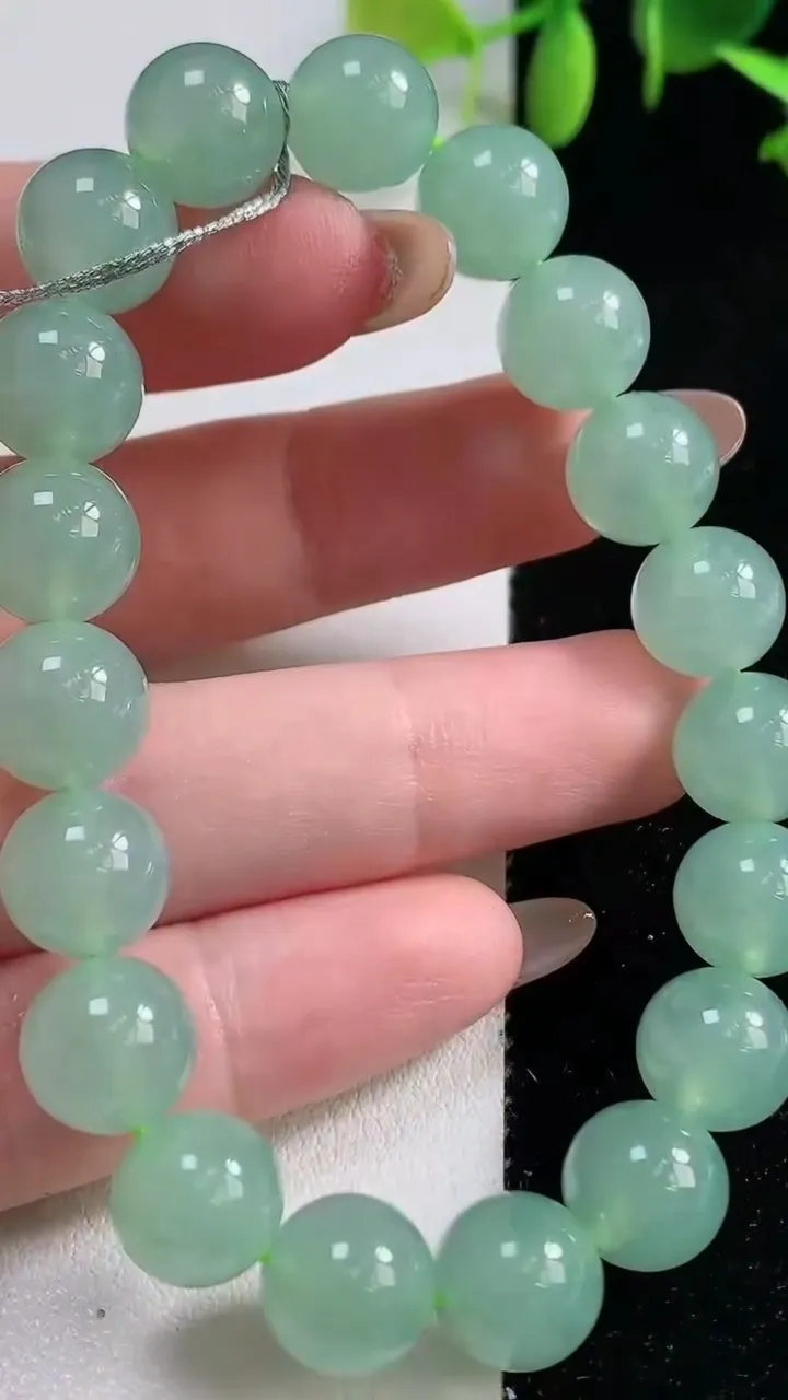 天然A货翡翠圆珠手串，尺寸10-19颗，重量:33.44g10月29日
工厂直销收藏佳品,种好水足，色泽均匀，有种有色，上手高大气！