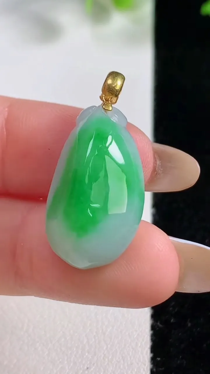 天然A货翡翠福瓜吊坠，尺寸23-14-0.7，重量:6.08g
10月29日