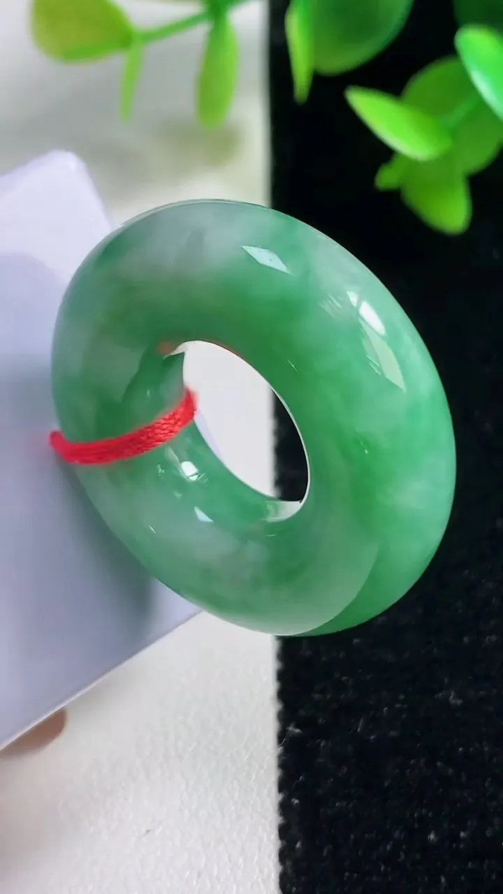 天然A货翡翠平安环 甜甜圈吊坠，尺寸33-9.2，重量:20.25g
10月29日