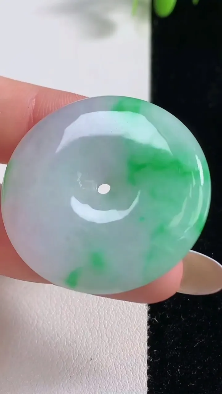 天然A货翡翠平安扣吊坠，尺寸36-5，重量:16.60g
10月29日