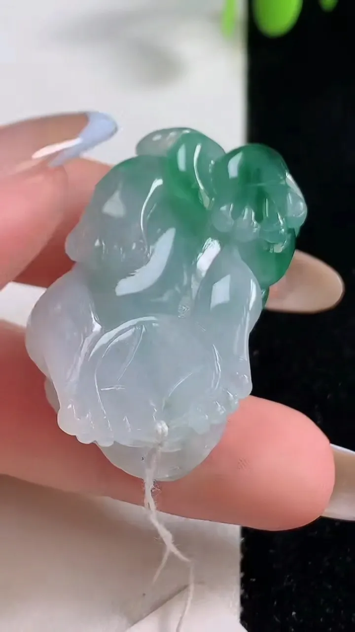 天然A货翡翠貔貅吊坠，尺寸35.7-22.4-12.5，重量:21.35g
10月29日