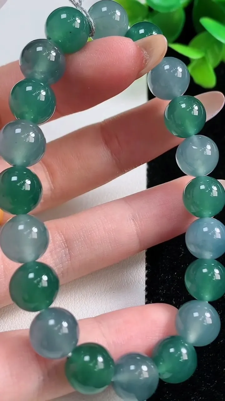 天然A货翡翠圆珠手串，尺寸9.7-20颗，重量:32.95g10月29日
工厂直销收藏佳品,种好水足，色泽均匀，有种有色，上手高大气！