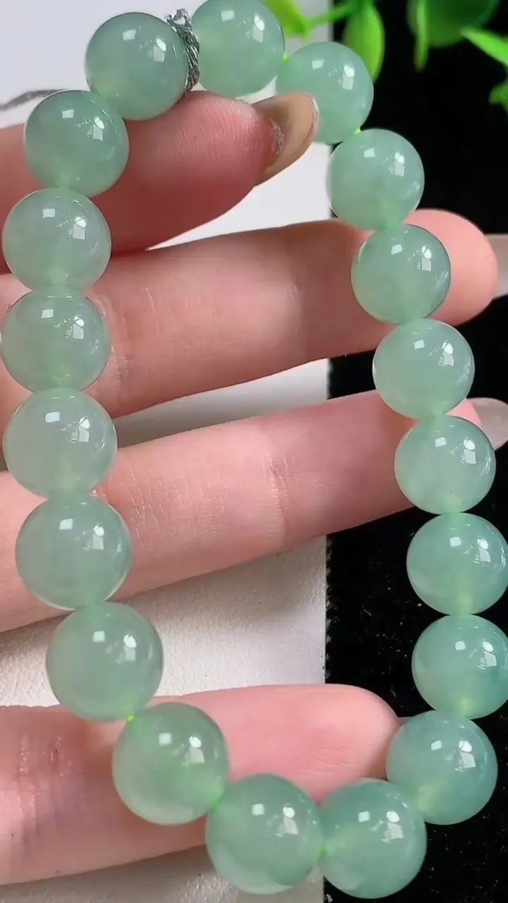 天然A货翡翠圆珠手串，尺寸10-19颗，重量:33.44g10月29日
工厂直销收藏佳品,种好水足，色泽均匀，有种有色，上手高大气！