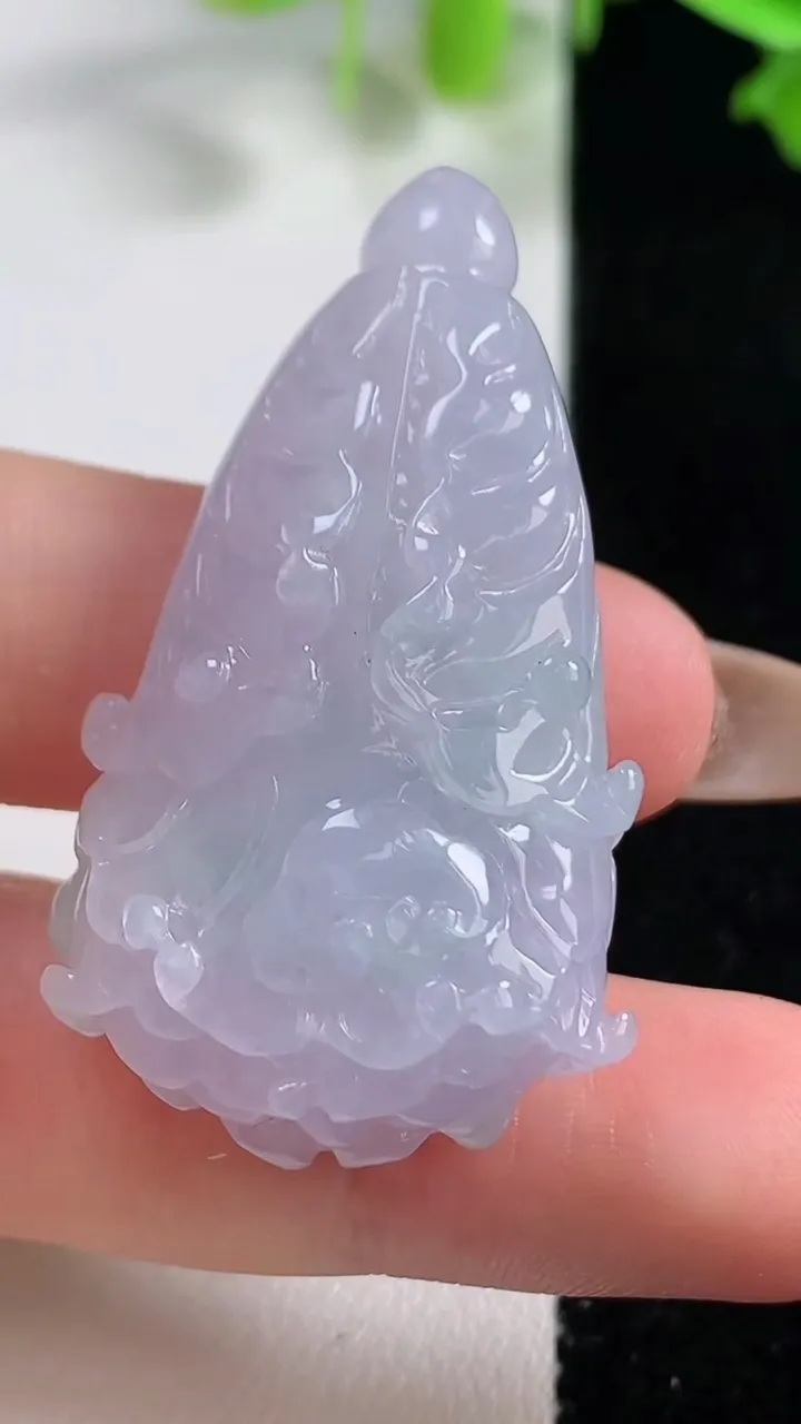 天然A货翡翠白菜吊坠，尺寸43.3-22.3-13，重量:19.26g
10月29日