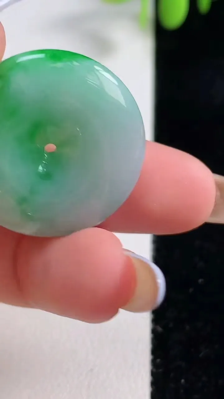 天然A货翡翠平安扣吊坠，尺寸27-6.1，重量:9.39g
10月29日