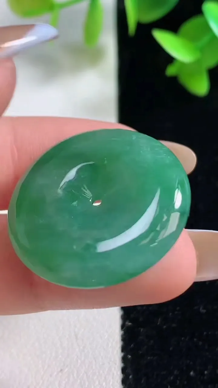 天然A货翡翠平安扣吊坠，尺寸27.3-5.7，重量:9.27g
10月30日