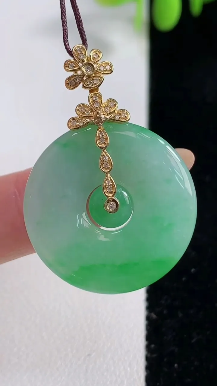 天然A货翡翠母子平安环吊坠，尺寸25.8-5，重量:7.20g
10月29日