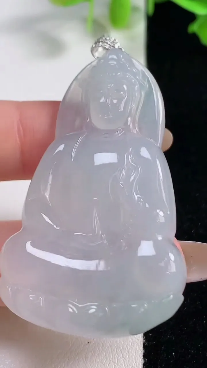 天然A货翡翠种白冰观音菩萨吊坠，尺寸52.8-32.3-6.3，重量:19.21g
10月29日