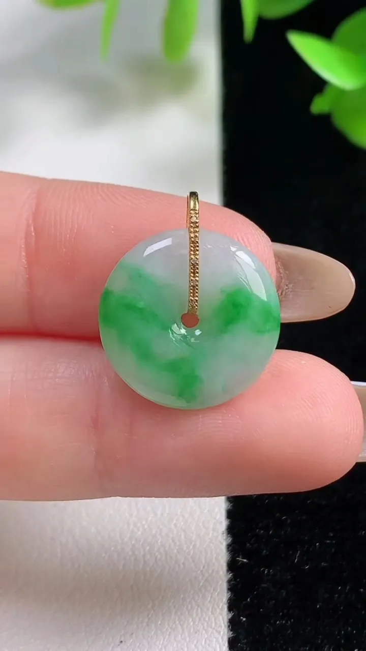 天然A货翡翠平安扣吊坠，尺寸16-3.2，重量:1.89g
10月29日