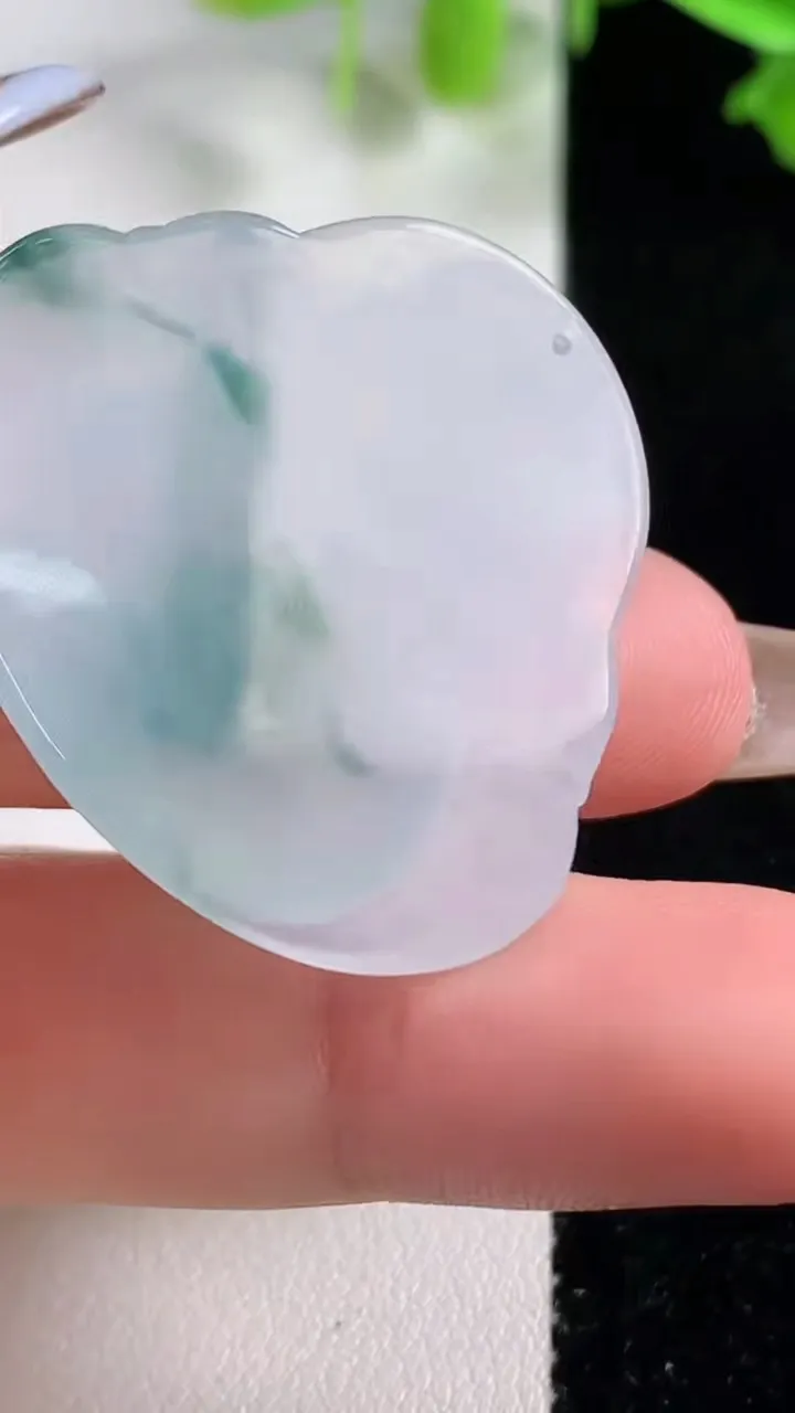 天然A货翡翠冰种飘花佛公镶嵌件，尺寸31.5-35.2-5.9，重量:10.92g
10月29日