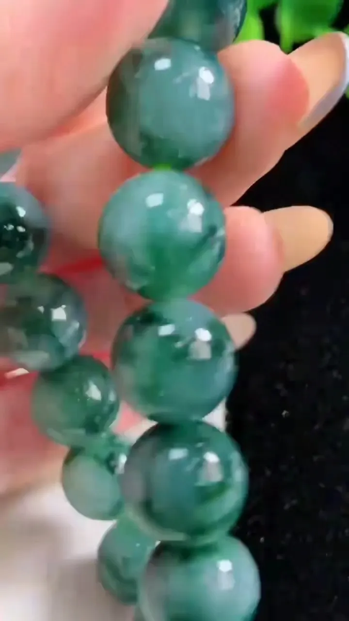 天然A货翡翠飘花圆珠手串，尺寸12.3-17颗，重量:56.06g10月29日
工厂直销收藏佳品,种好水足，色泽均匀，有种有色，上手高大气！
