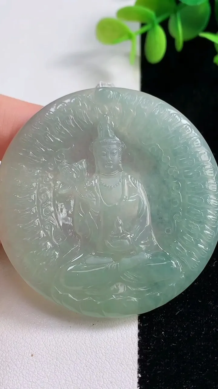 天然A货翡翠大势至菩萨吊坠，尺寸55.7-4.8，重量:33.19g
10月29日