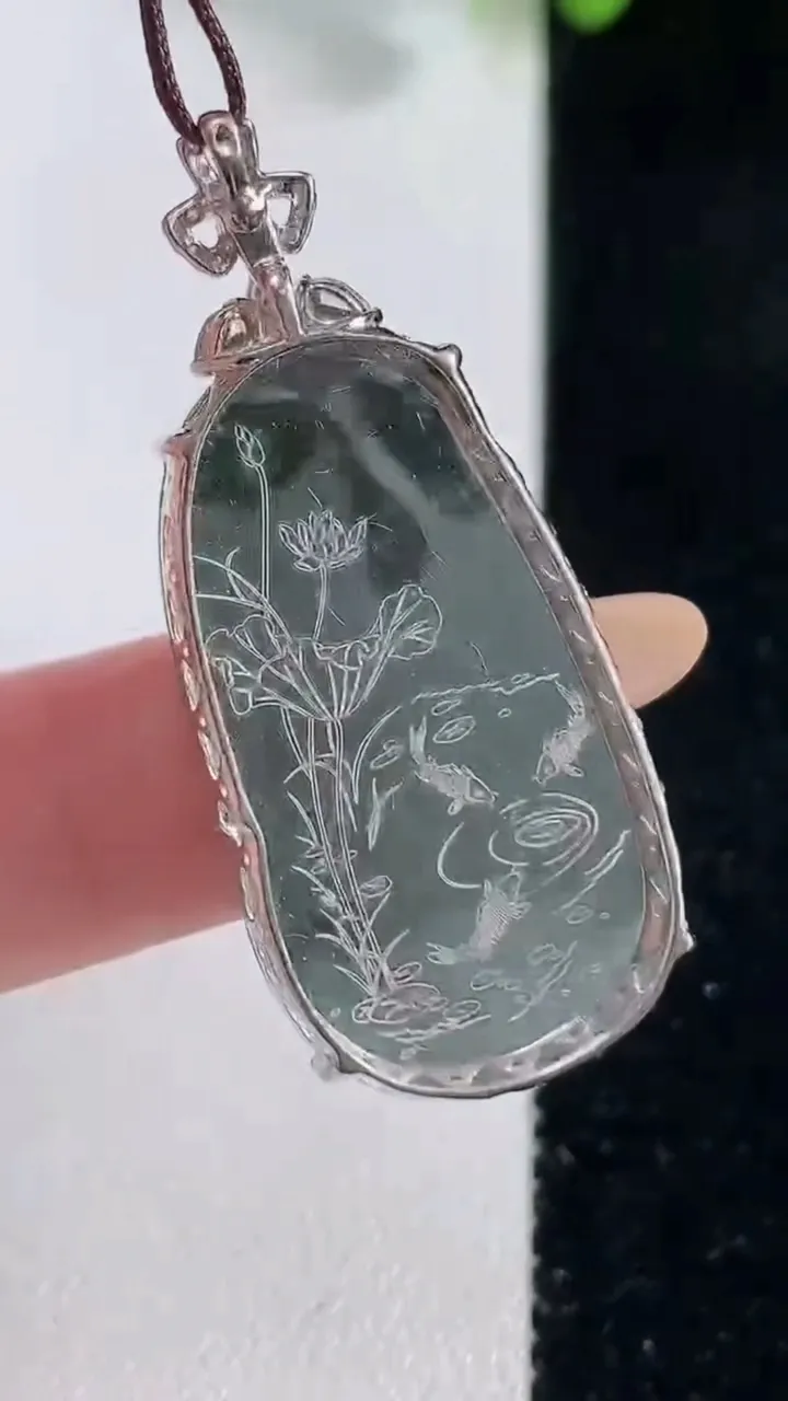 天然A货翡翠如意吊坠，尺寸31.8-18-5.5，重量:5.96g
10月29日