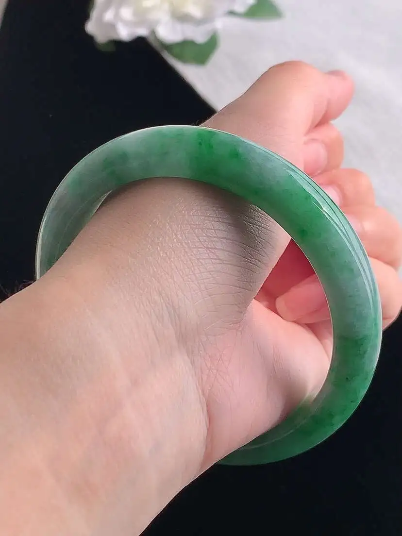 a货翡翠老坑冰种飘绿正装正圈手镯62-63大圈口  尺寸62.2×12.8×8.8mm 重量66.5