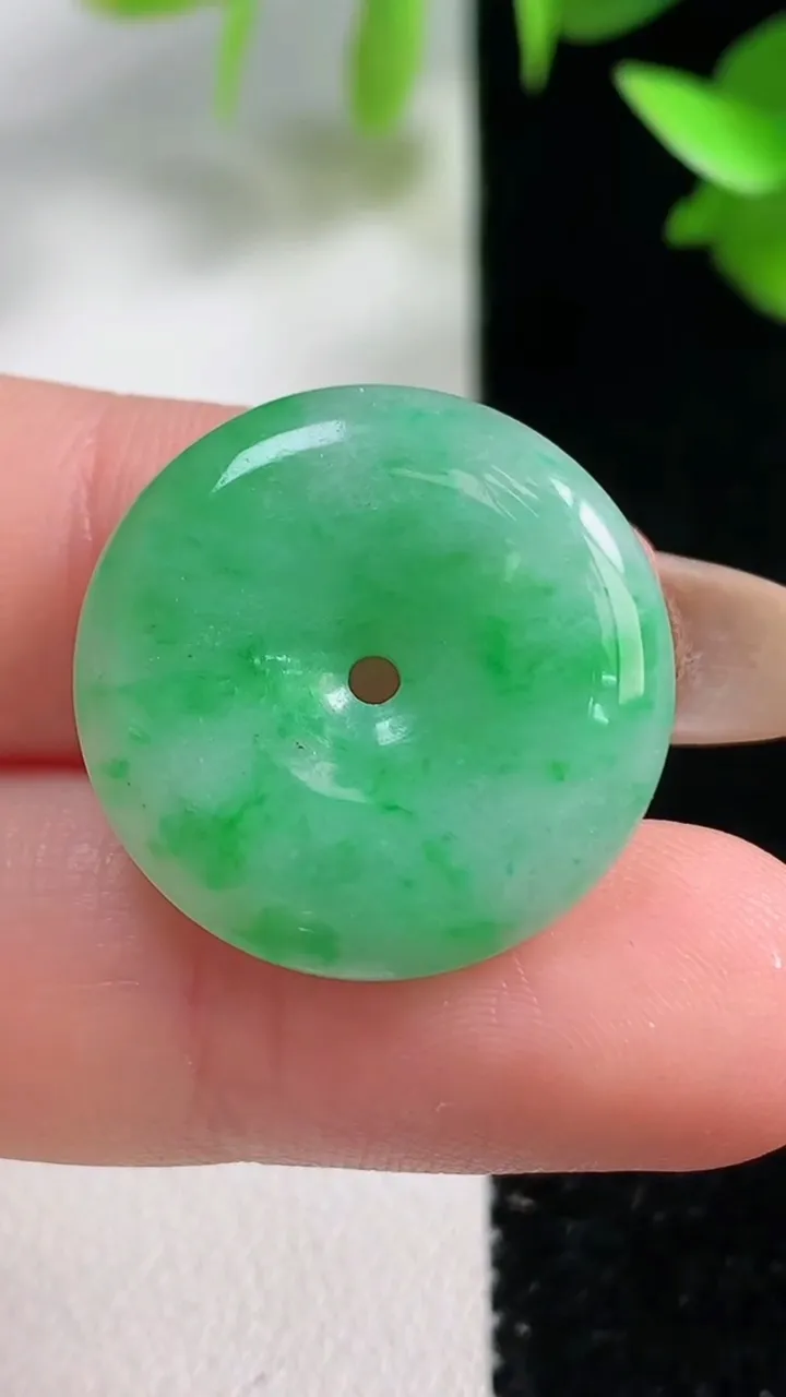 天然A货翡翠平安扣吊坠，尺寸22-4.6，重量:5.05g
10月29日