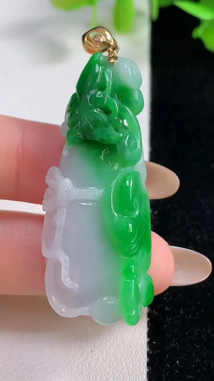 天然A货翡翠葫芦吊坠，尺寸46.8-19.5-10.5，重量:15.79g
10月29日