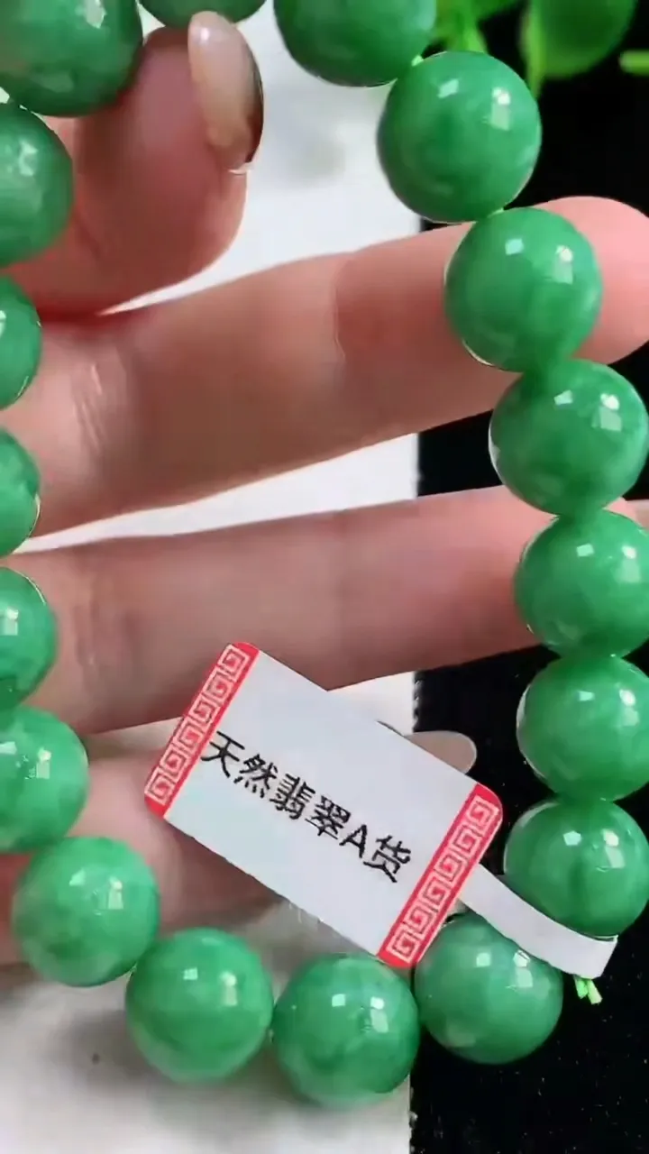 天然A货翡翠圆珠手串，尺寸10.9-18颗，重量:42.47g10月29日
工厂直销收藏佳品,种好水足，色泽均匀，有种有色，上手高大气！