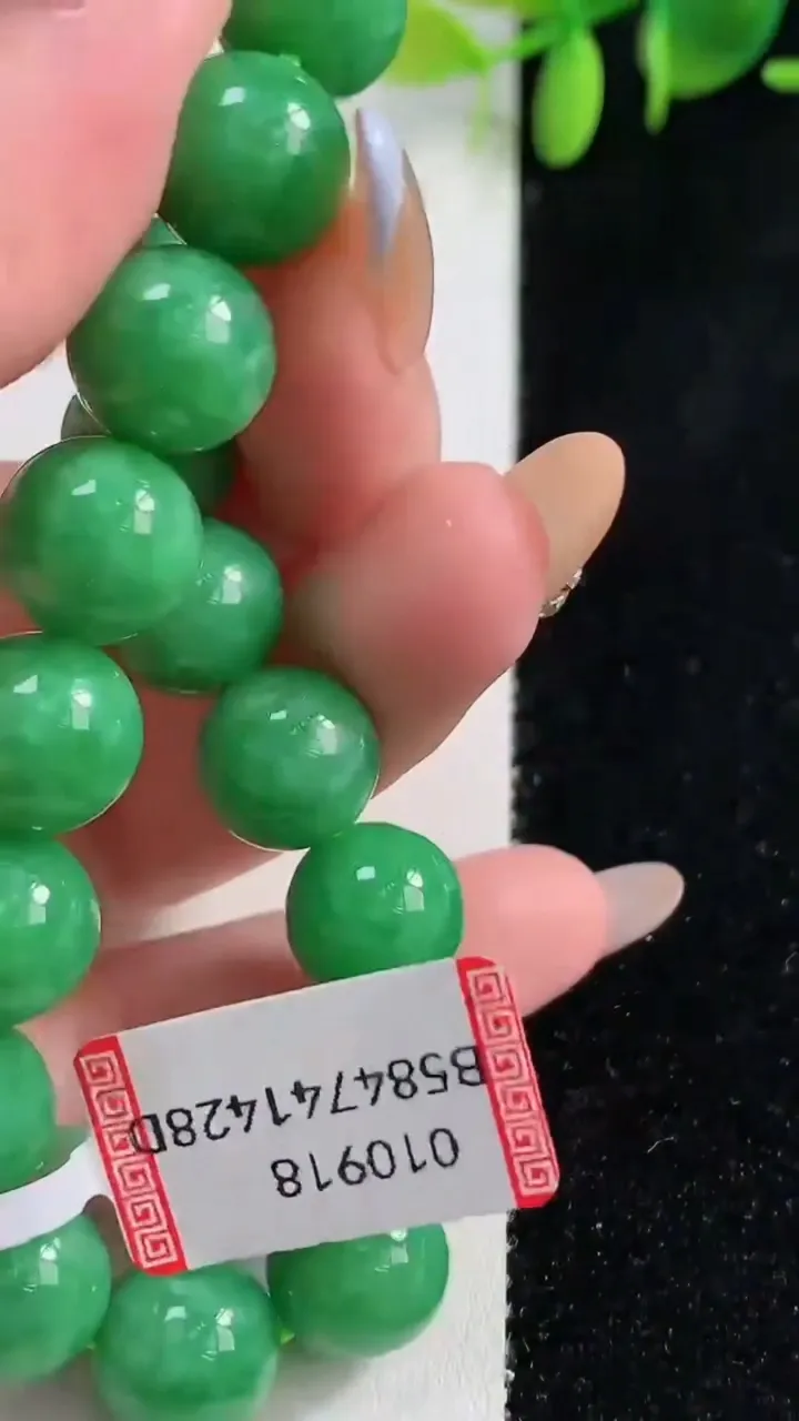 天然A货翡翠圆珠手串，尺寸10.9-18颗，重量:42.47g10月29日
工厂直销收藏佳品,种好水足，色泽均匀，有种有色，上手高大气！