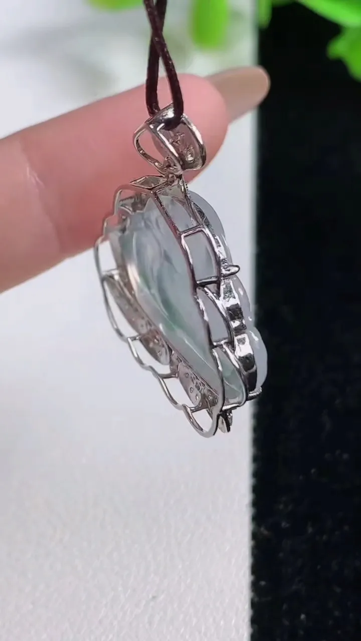 天然A货翡翠种飘花佛公吊坠，尺寸28.2-24.3-6.2，裸石16-22.5重量:3.16g
10月29日