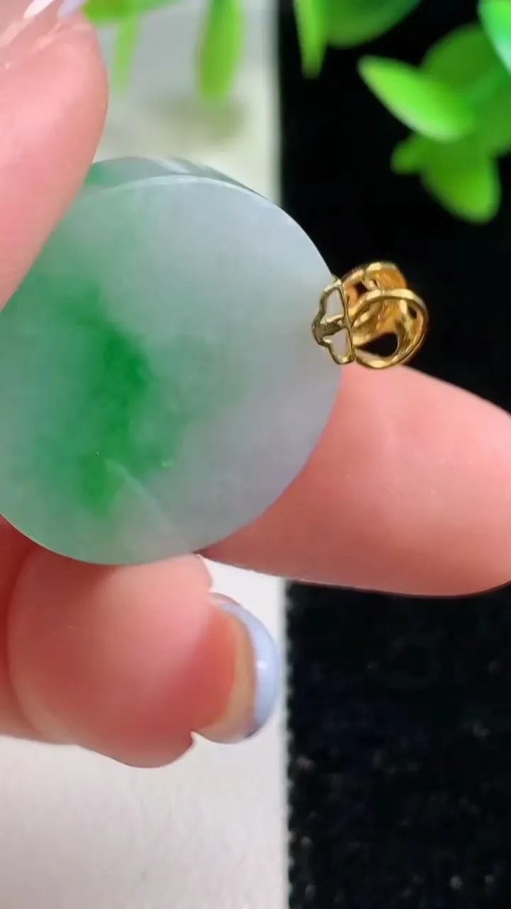 天然A货翡翠无事牌吊坠，尺寸23.3-5，重量:7.82g
10月29日