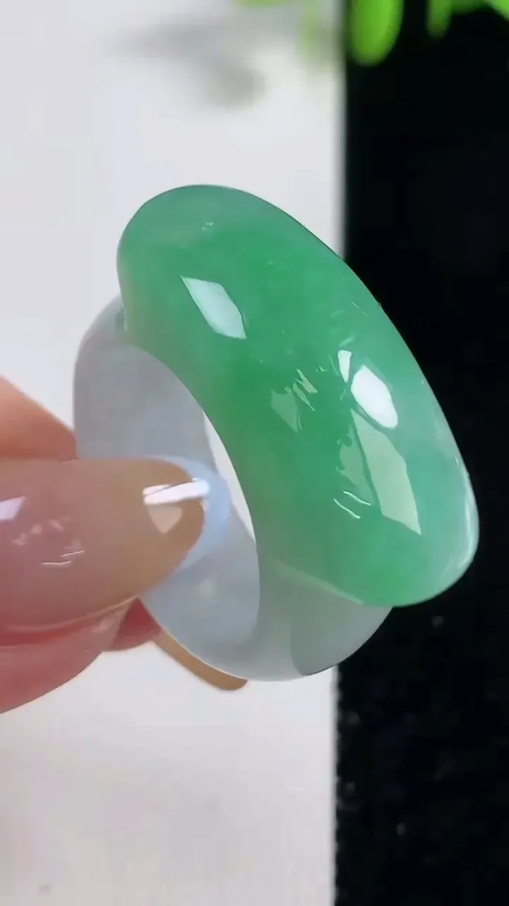 天然A货翡翠马鞍戒指 扳指，尺寸20.5-28.5-12.3-6.7，重量:14.63g2025年1