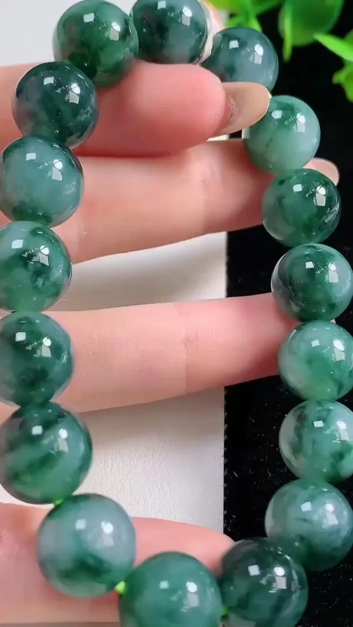 天然A货翡翠飘花圆珠手串，尺寸12.3-17颗，重量:56.06g10月29日
工厂直销收藏佳品,种