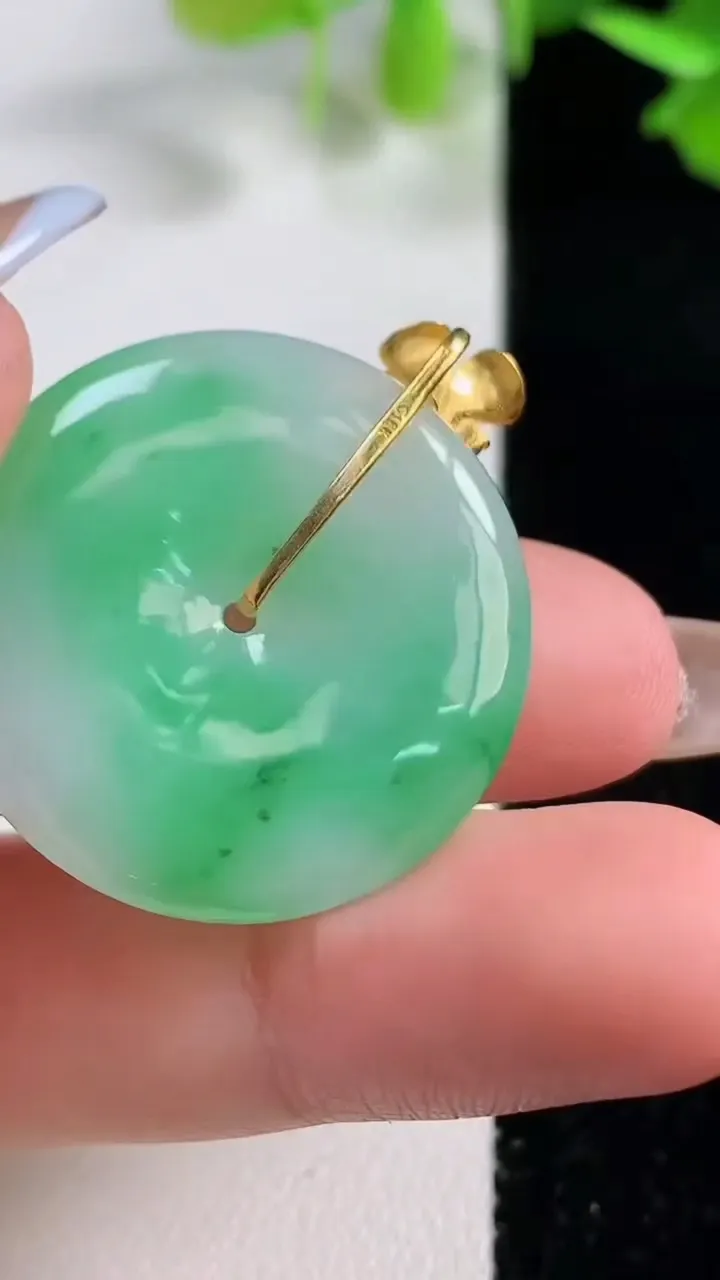 天然A货翡翠平安扣吊坠，尺寸27.6-4.3，重量:8.76g
10月29日