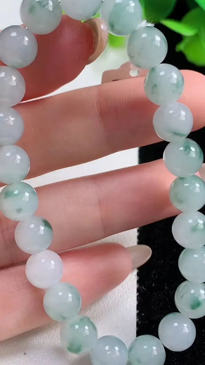 天然A货翡翠种飘花圆珠手串，尺寸7.8-23颗，重量:19.81g10月29日
工厂直销收藏佳品,种好水足，色泽均匀，有种有色，上手高大气！