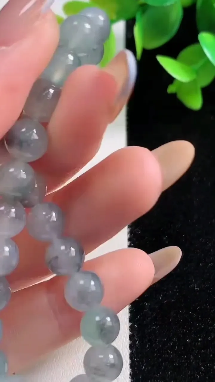 天然A货翡翠种乌鸡种圆珠手串，尺寸7.2-25颗，重量:17.80g10月29日
工厂直销收藏佳品,种好水足，色泽均匀，有种有色，上手高大气！