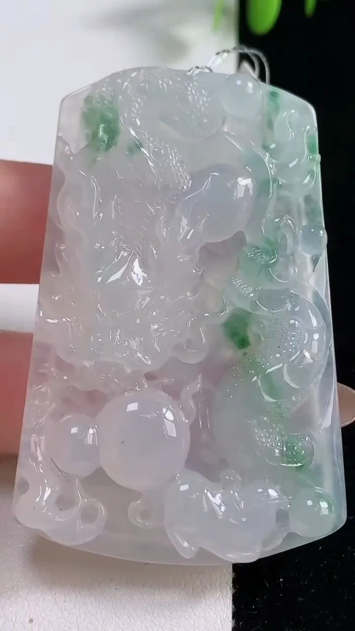 天然A货翡翠种飘花龙牌吊坠，尺寸61.7-40.7-6.5，重量:34.55g
10月29日