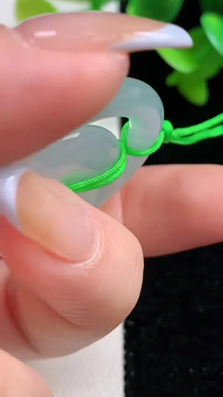 天然A货翡翠母子平安扣吊坠，尺寸34.2-4.8，重量:10.58g
10月29日