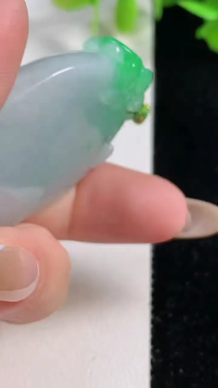 天然A货翡翠寿桃吊坠，尺寸48.8-31.3-10.7，重量:32.89g
10月29日