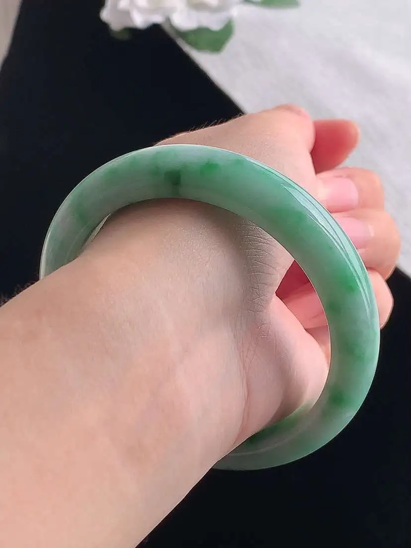 a货翡翠老坑冰种飘绿正装正圈手镯58-59圈口  尺寸58.6×12.7×8.6mm 重量62.86