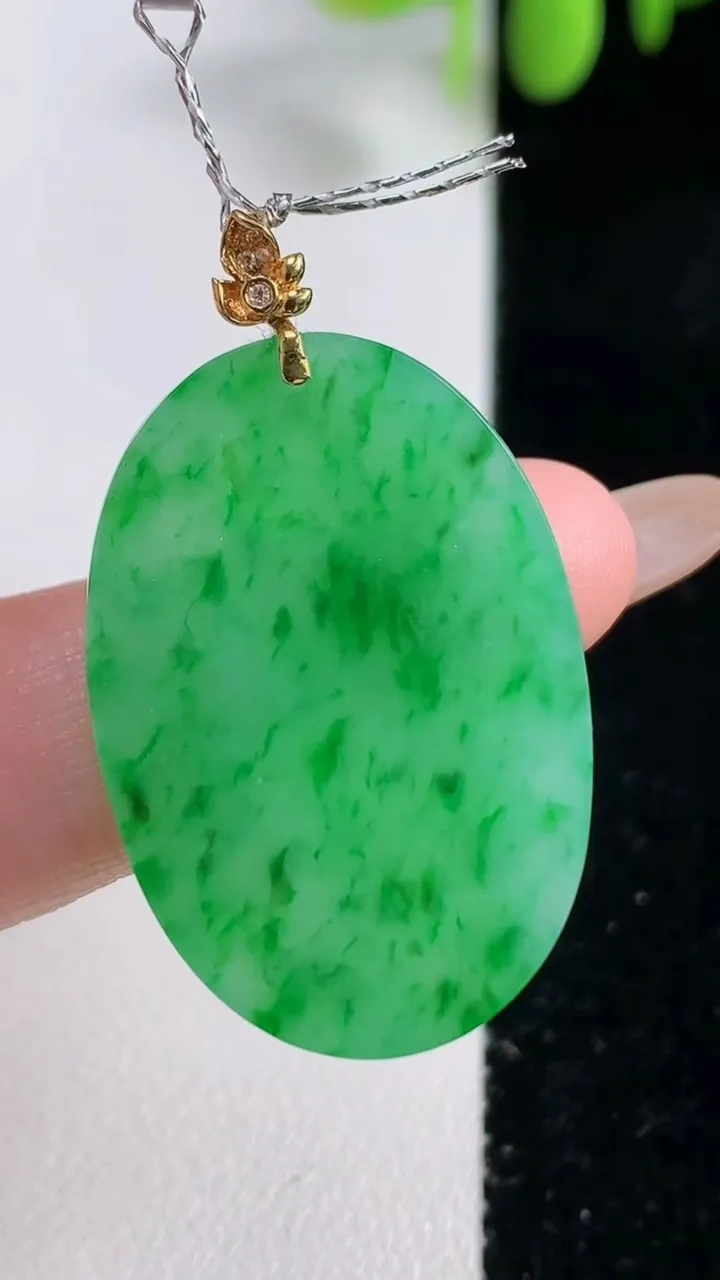 天然A货翡翠无事牌吊坠，尺寸31.8-22-2.9，重量:6.31g
10月29日