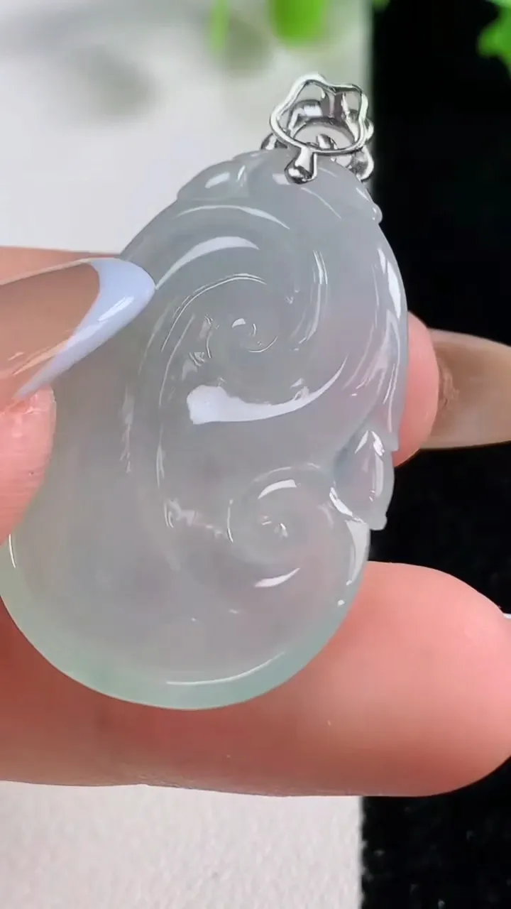 天然A货翡翠种白冰如意吊坠，尺寸32.7-21.8-5.2，重量:8.42g
10月29日