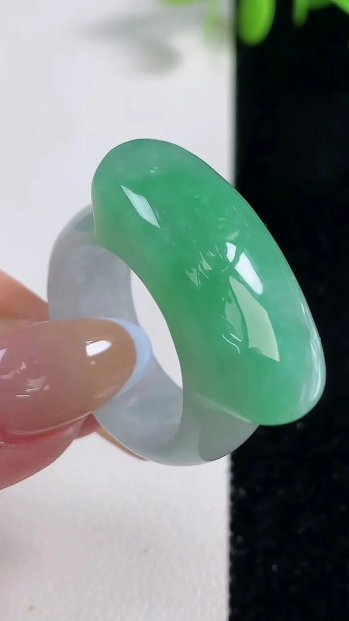 天然A货翡翠马鞍戒指 扳指，尺寸20.5-28.5-12.3-6.7，重量:14.63g2025年10月29日
工厂直销收藏佳品,种好水足，色泽均匀，有种有色，上手高大气！