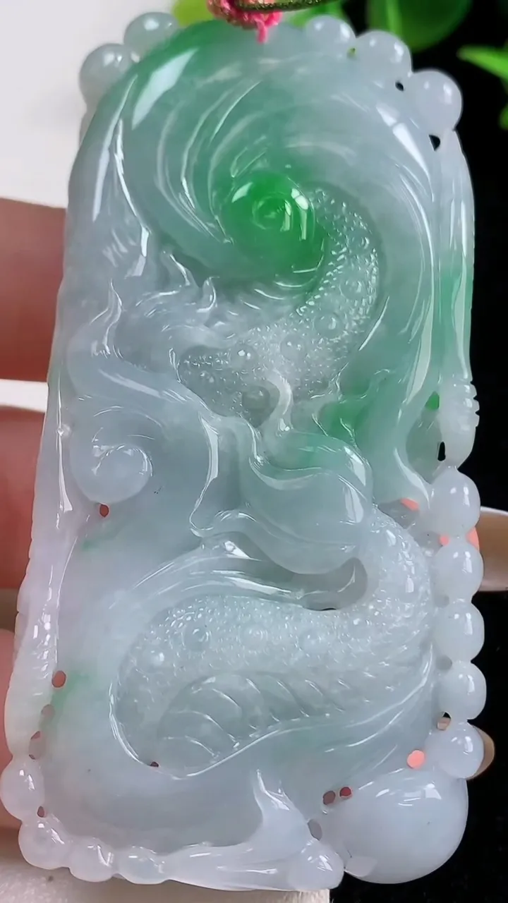 天然A货翡翠龙牌吊坠，尺寸72.2-37.2-11.7，重量:64.53g
10月29日