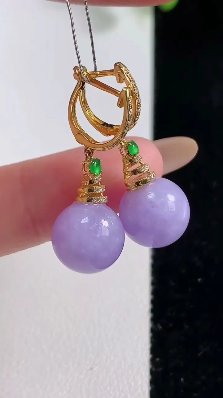 天然A货翡翠18K金紫罗兰圆珠耳坠，尺寸10.7，重量:6.41g10月29日
工厂直销收藏佳品,种