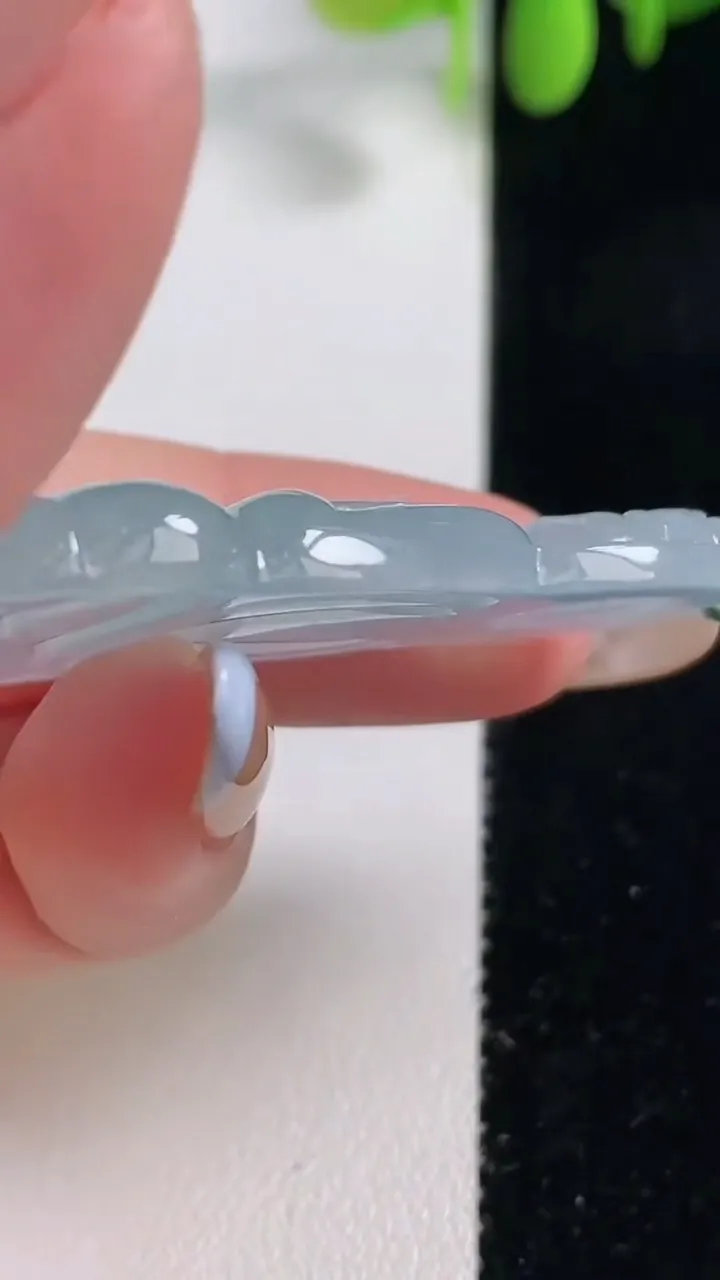 天然A货翡翠观音菩萨吊坠，尺寸48.7-29.8-5.7，重量:14.40g
10月29日