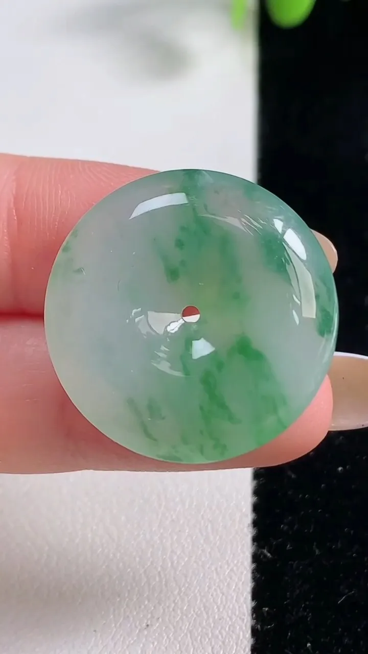 天然A货翡翠平安扣吊坠，尺寸25.6-6，重量:8.73g
10月29日