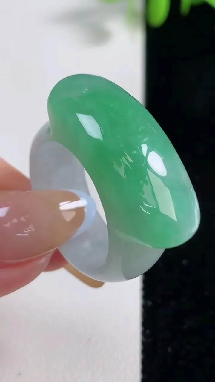 天然A货翡翠马鞍戒指 扳指，尺寸20.5-28.5-12.3-6.7，重量:14.63g2025年10月29日
工厂直销收藏佳品,种好水足，色泽均匀，有种有色，上手高大气！